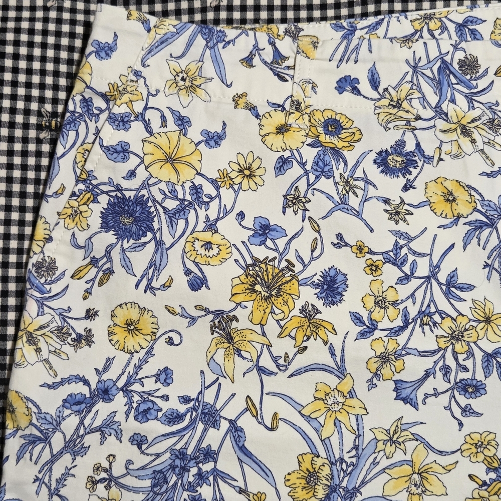Talbots Whimsy Garden Blue and Yellow Floral Women's Relaxed Chino Shorts 7" - Picture 3 of 14